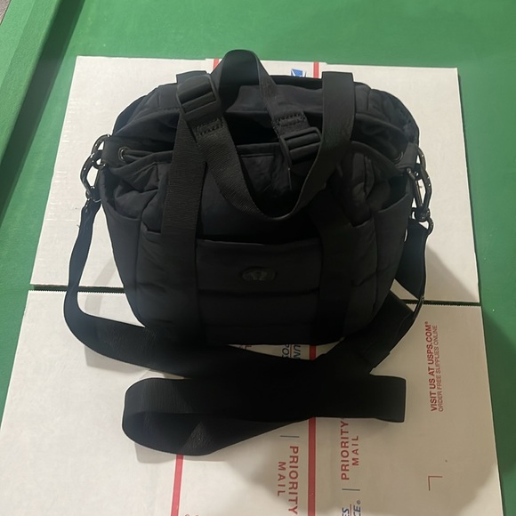 NWOT LULULEMON Dash All Day CrossBody Bucket Black Bag - Picture 17 of 17